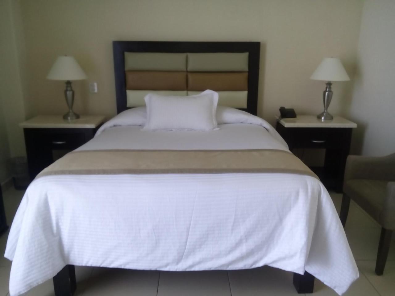 Hotel Y Suites Maria Fernanda Zitacuaro ภายนอก รูปภาพ